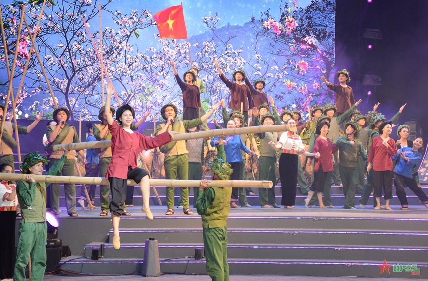 Đặc sắc chương trình nghệ thuật “Bản hùng ca vang mãi”